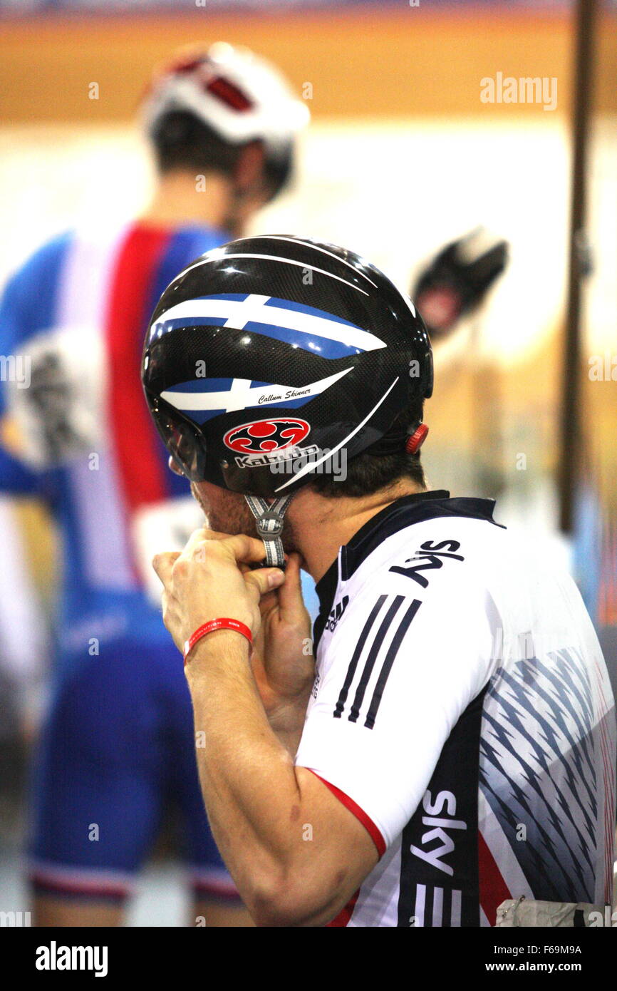 Callum Skinner réglage de son casque avant de l'UCI course de Sprint, Lee Valley VeloPark, Londres, Royaume-Uni. 14 novembre 2015. Banque D'Images