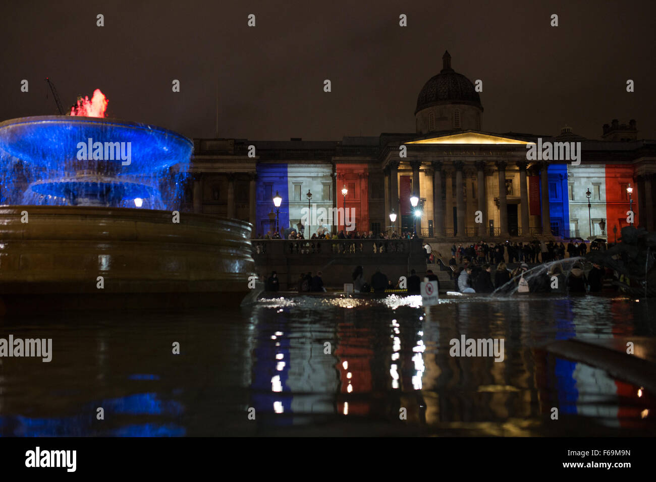 La Galerie nationale allumé avec le Tricolore comme des milliers de personnes se rassemblent à Trafalgar Square, Londres, Royaume-Uni en solidarité avec le peuple français après les attentats à Paris Banque D'Images