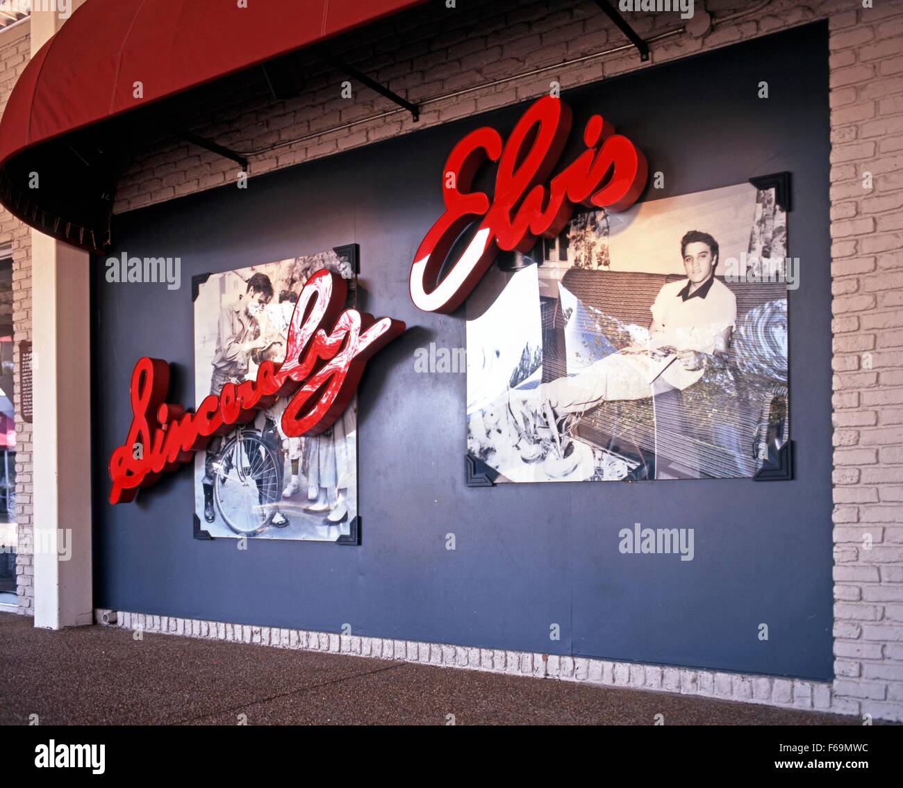 Elvis sincèrement signer et de photographies à Graceland, la maison d'Elvis Presley, Memphis, Tennessee, États-Unis d'Amérique. Banque D'Images