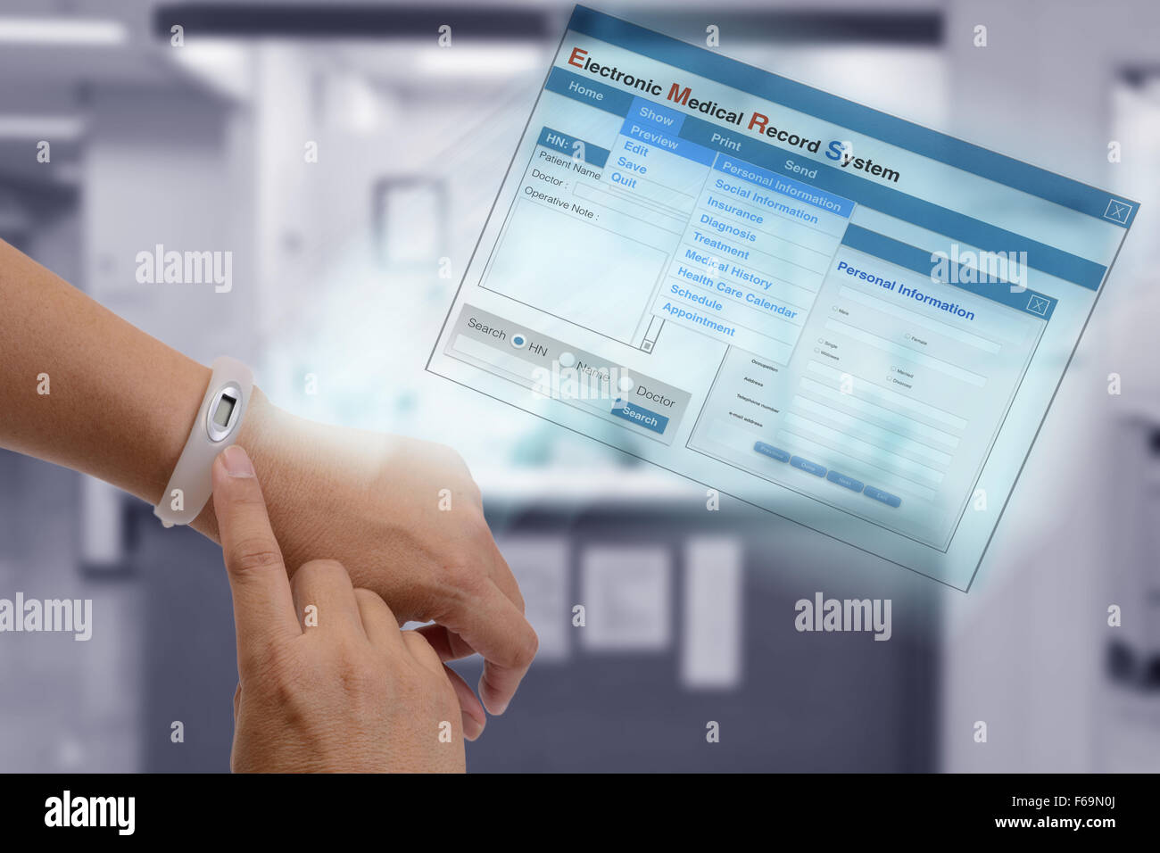 En utilisant les technologies de l'information en main pour afficher les informations sur le patient et sur l'écran de dossier médical. Banque D'Images