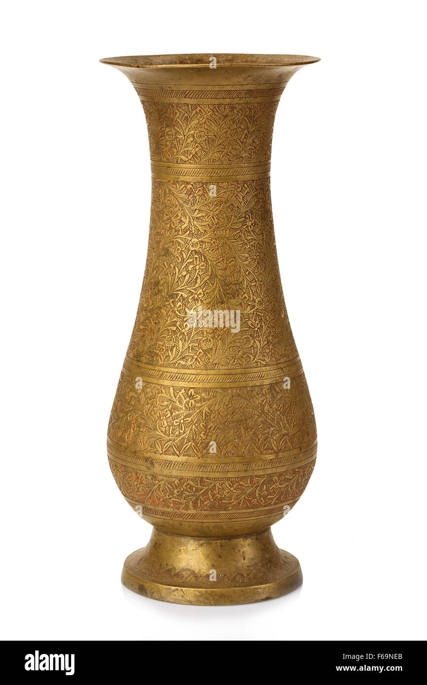 Vintage vase cuivre close-up isolé sur un fond blanc Photo Stock - Alamy
