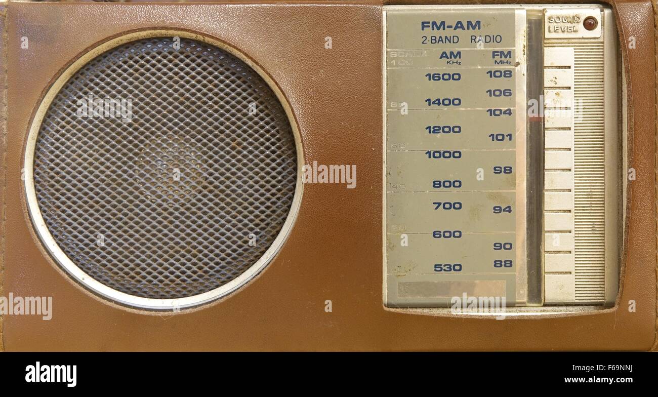 Une vieille radio transistor portatif dans un couvercle en plastique brun Banque D'Images