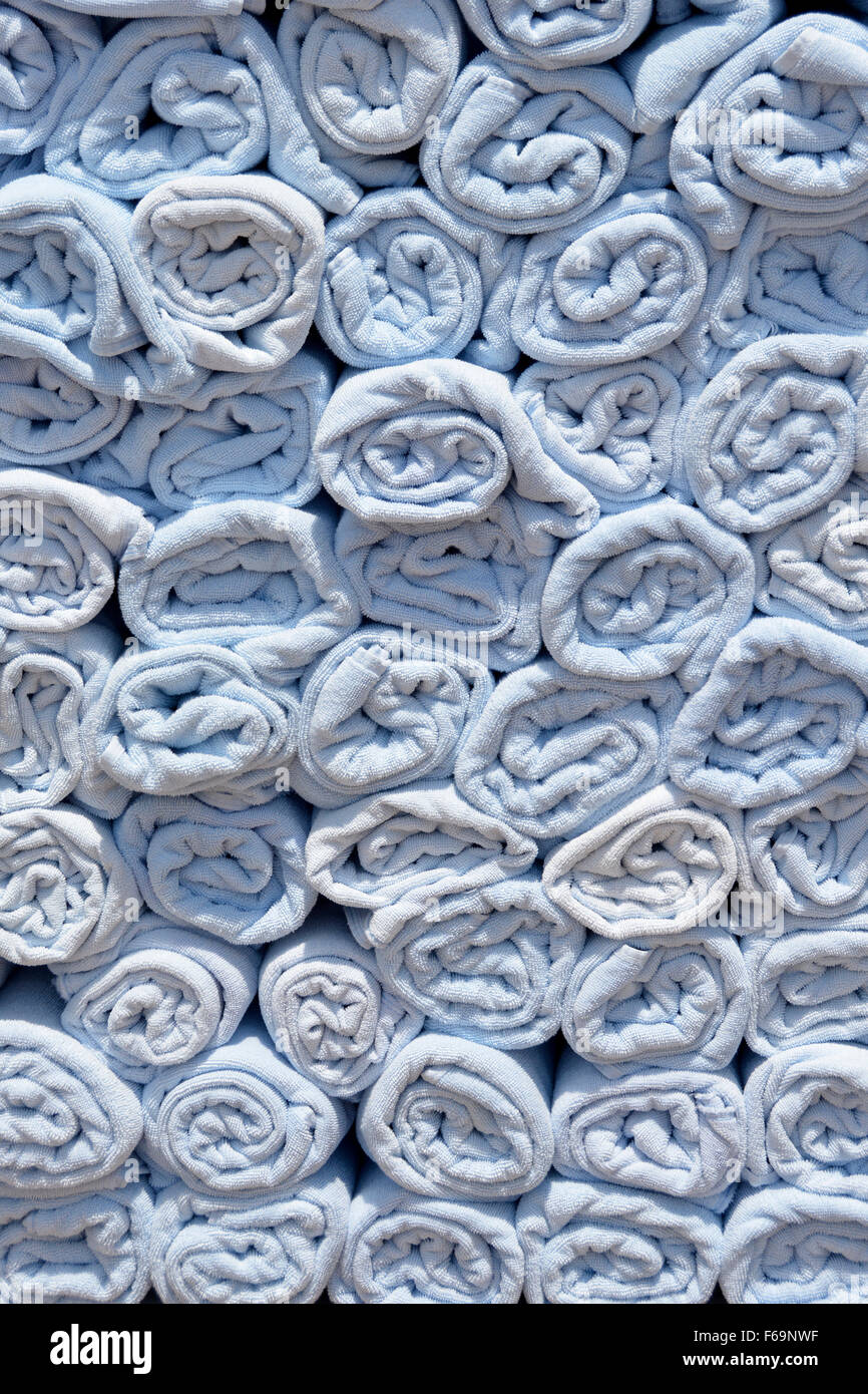 Résumé fond fin view close up of rolled up towel bleu en piles à côté piscine en attente d'utilisation par les passagers des bateaux de croisière à placer sur les chaises longues Banque D'Images