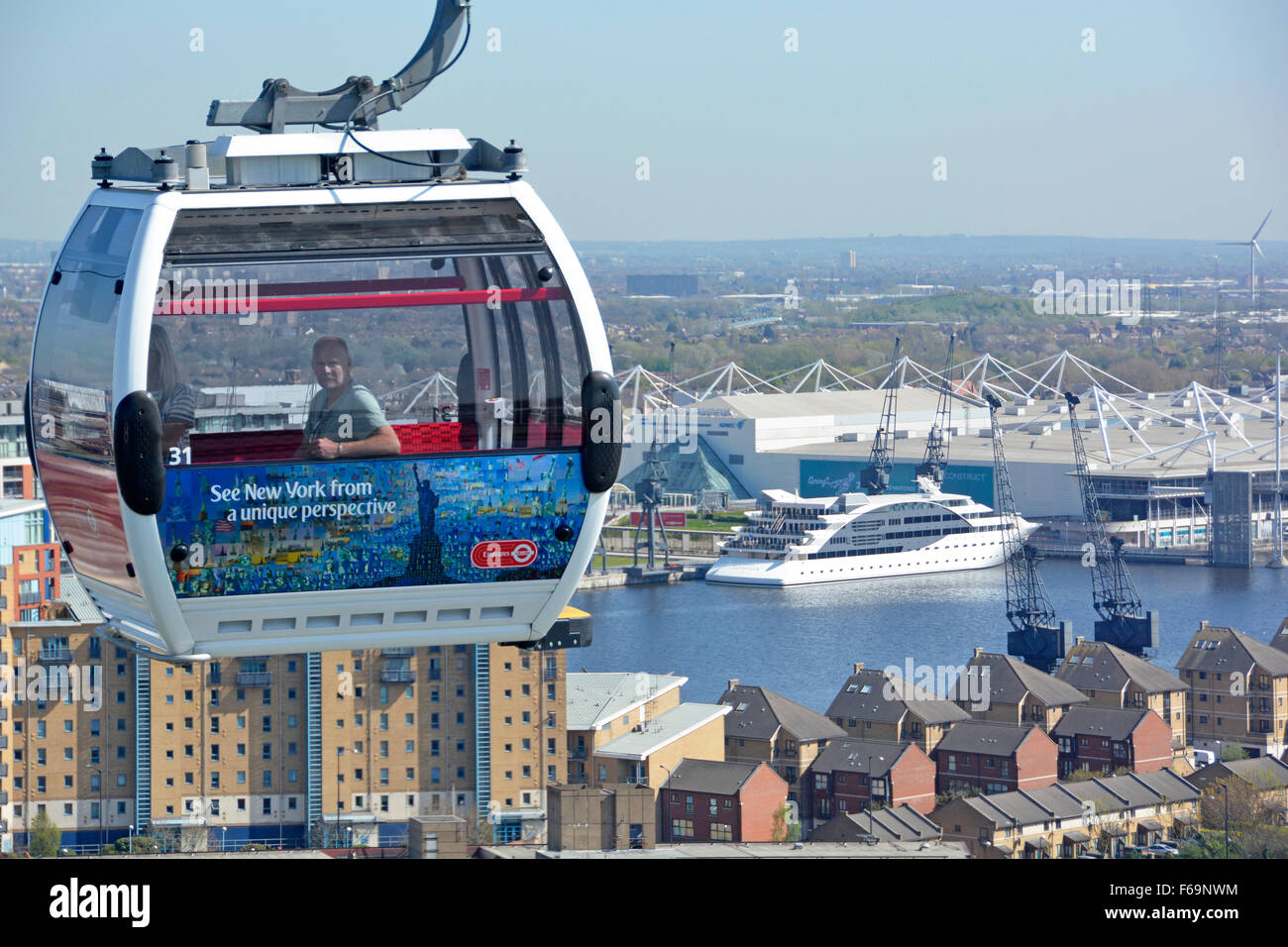 Les passagers du téléphérique Emirates en cable car crossing sur une partie des Docklands de Londres Londres est à l'hôtel flottant amarré au centre d'exposition Excel UK Banque D'Images