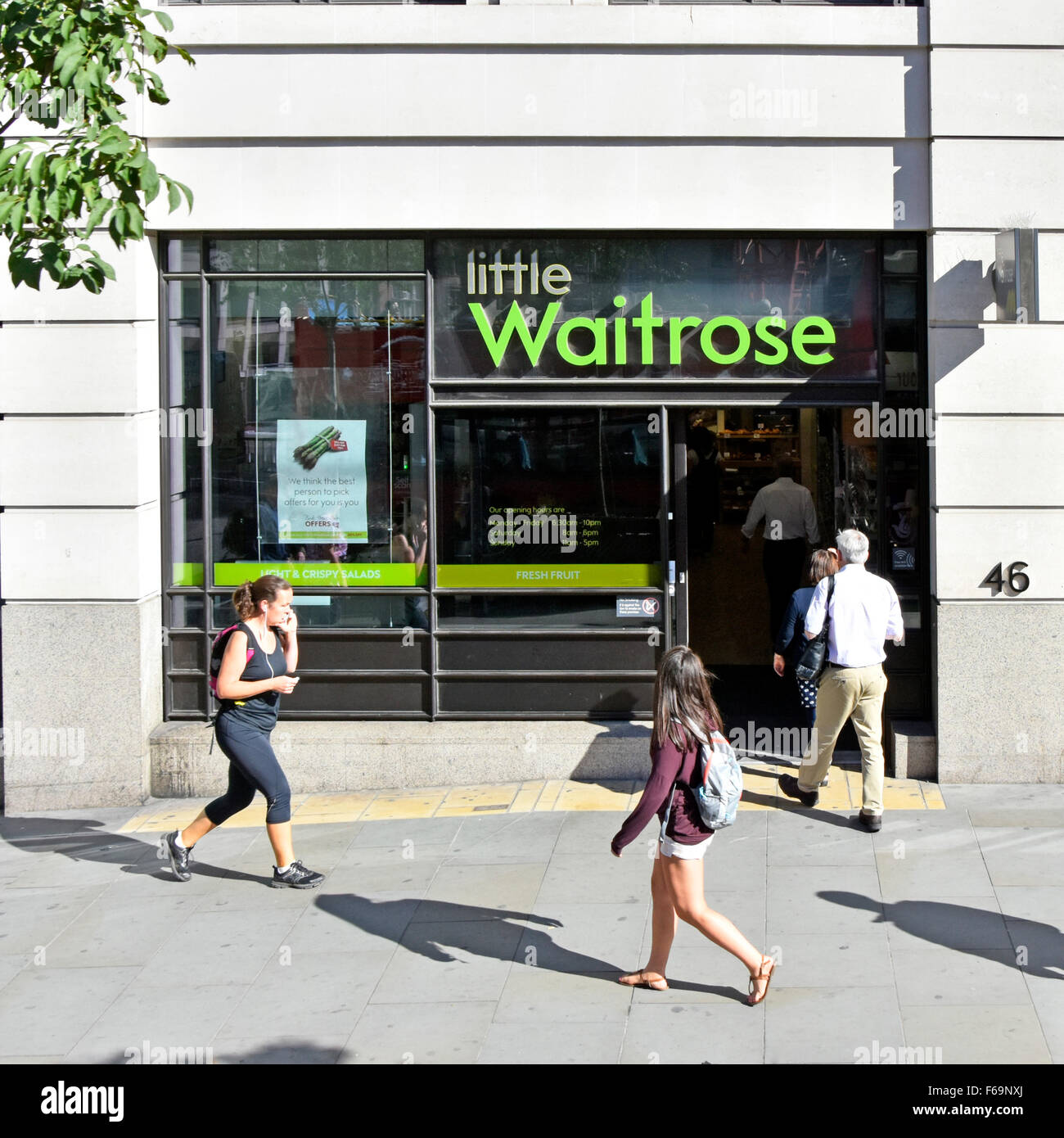 Little Waitrose logo avant de boutique et vue de signe de marque d'en haut pratique pour les nombreux employés de bureau situés à proximité de la ville de Londres Angleterre Royaume-Uni Banque D'Images