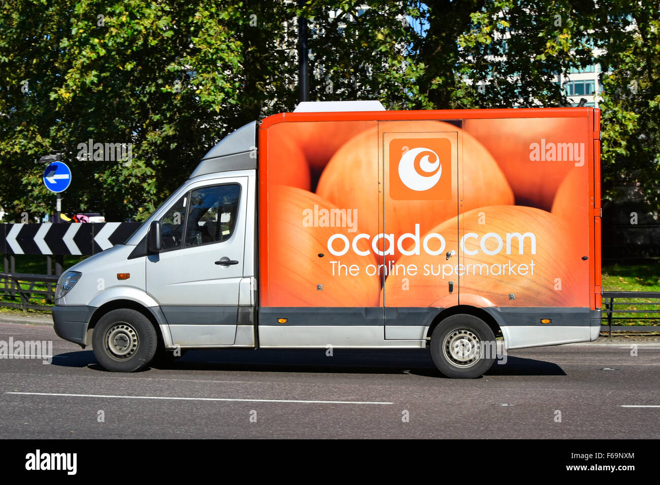 Ocado livraison van vue latérale de l'Internet alimentaire épicerie supermarché livraison camion conduite le long de Park Lane Londres Angleterre Royaume-Uni Banque D'Images