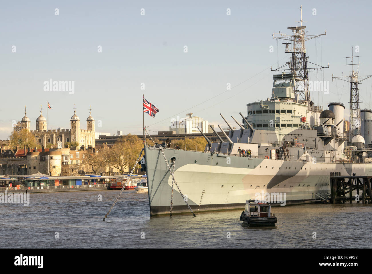 Le HMS Belfast un cuirassé de la seconde guerre mondiale qui a soutenu les débarquements du jour ancré en permanence sur la Tamise, avec la Tour de Londres Banque D'Images