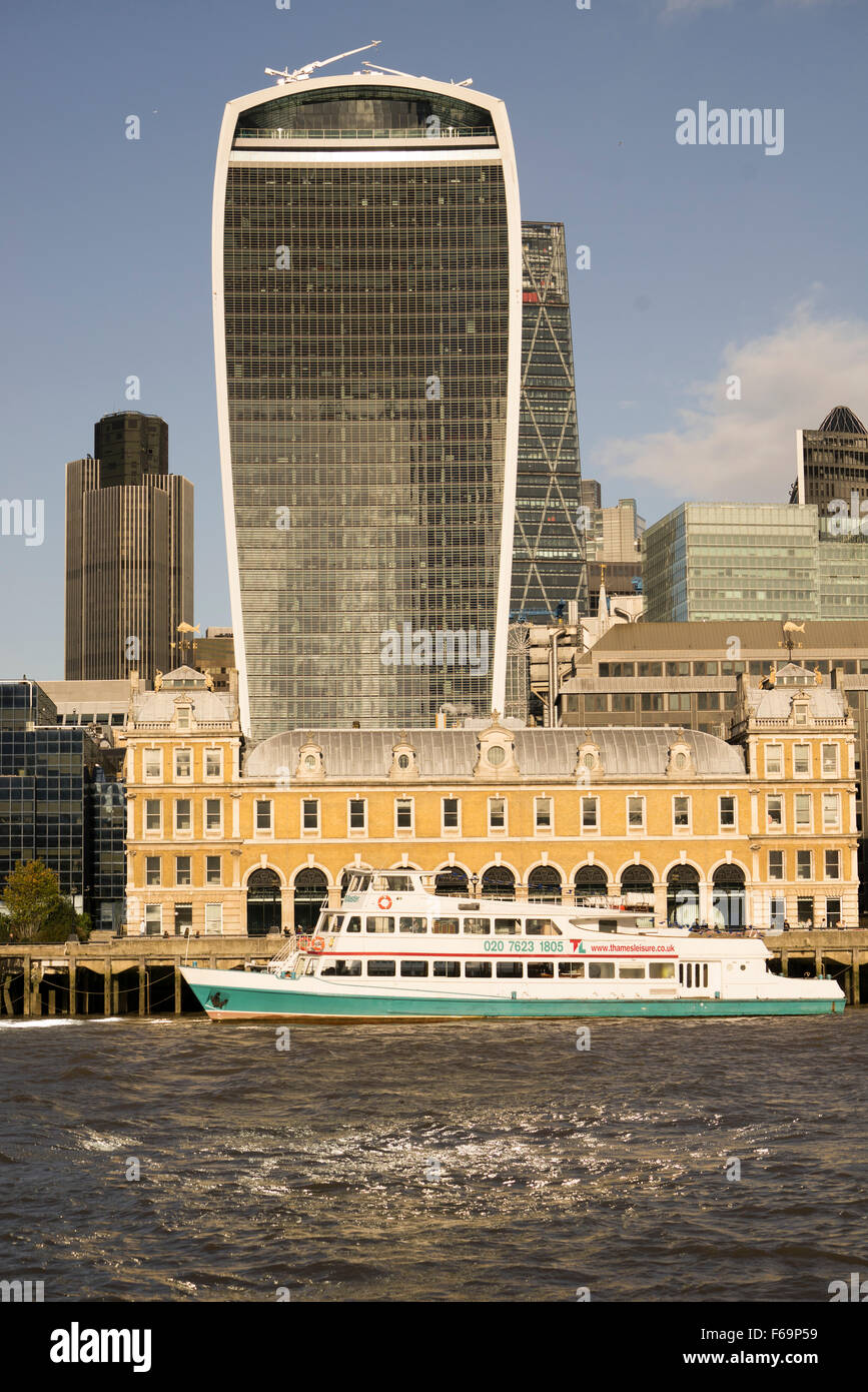 Vue vers la ville de Londres montrant l'importance de l'édifice de la rue Fenchurch 20 surnommé le talkie walkie Banque D'Images