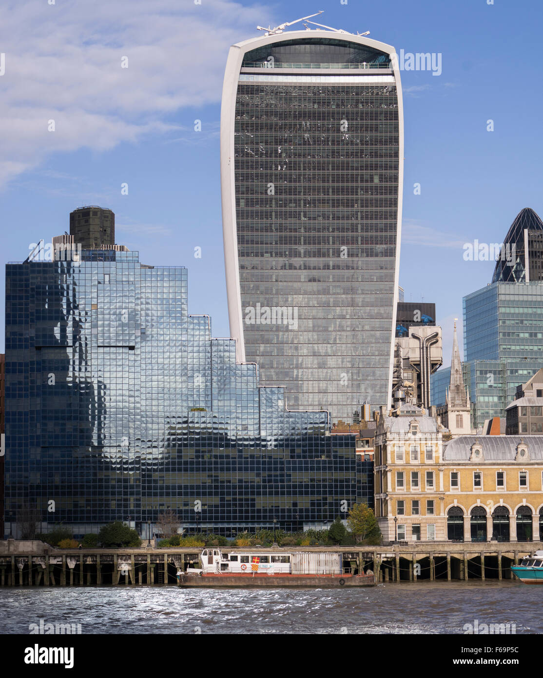 Vue vers la ville de Londres montrant l'importance de l'édifice de la rue Fenchurch 20 surnommé le talkie walkie Banque D'Images