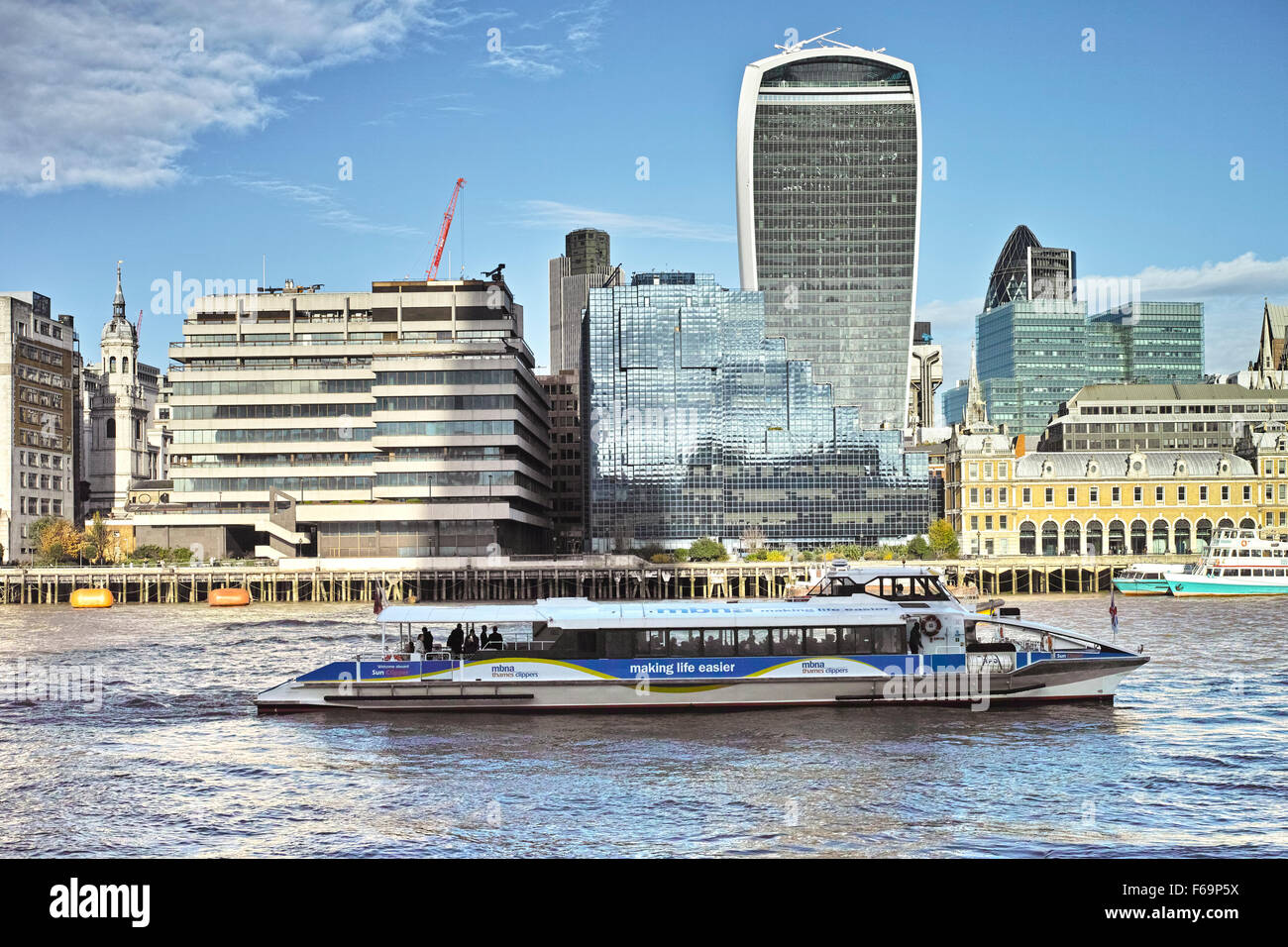 Un Londres Thames Clipper bateau-bus passe devant 20 Fenchurch Street et la ville de London square mile waterfront Banque D'Images