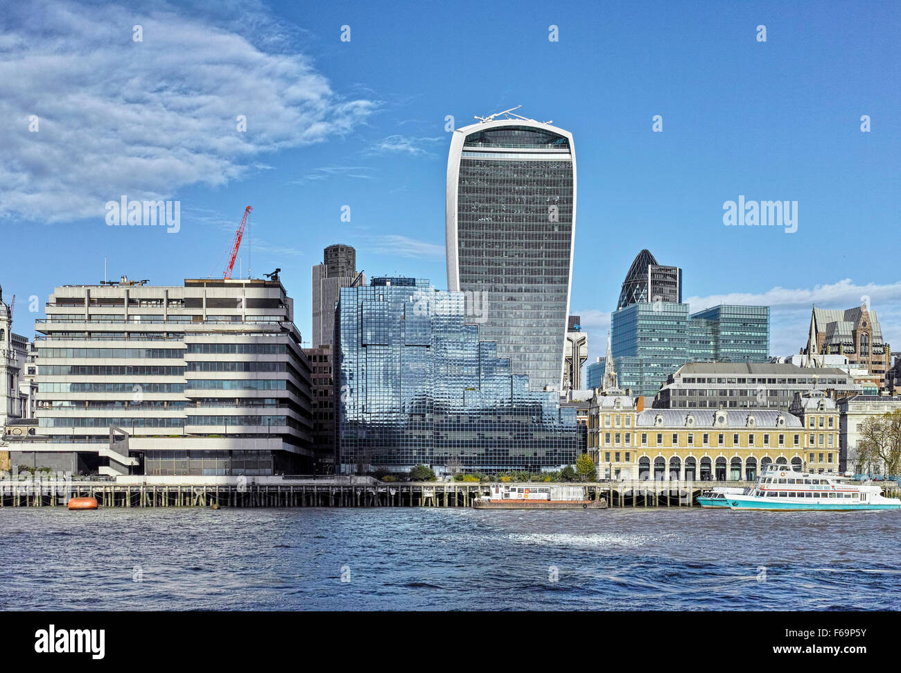 Vue vers la ville de Londres montrant l'importance de l'édifice de la rue Fenchurch 20 surnommé le talkie walkie Banque D'Images