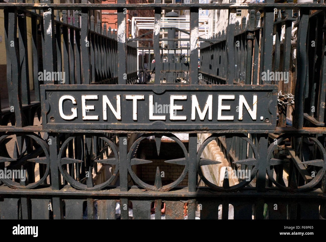 Fonte éminents collègues signe en toilettes publiques à Wentworth Street, Londres Petticoat Lane Banque D'Images