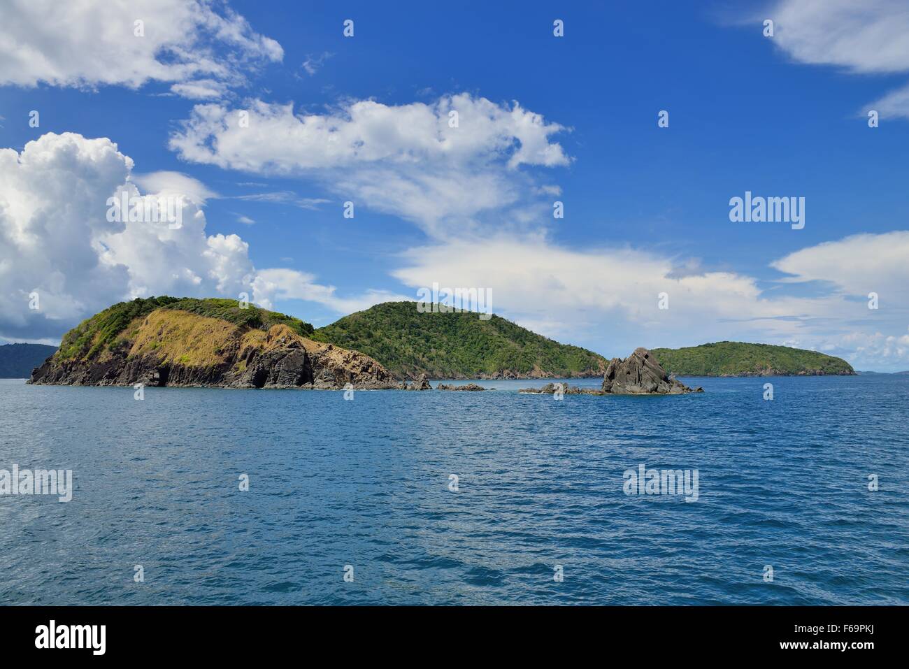 Cette image de l'île de Racha Yai a été prise de la côte sud de Phuket en Thaïlande. Banque D'Images