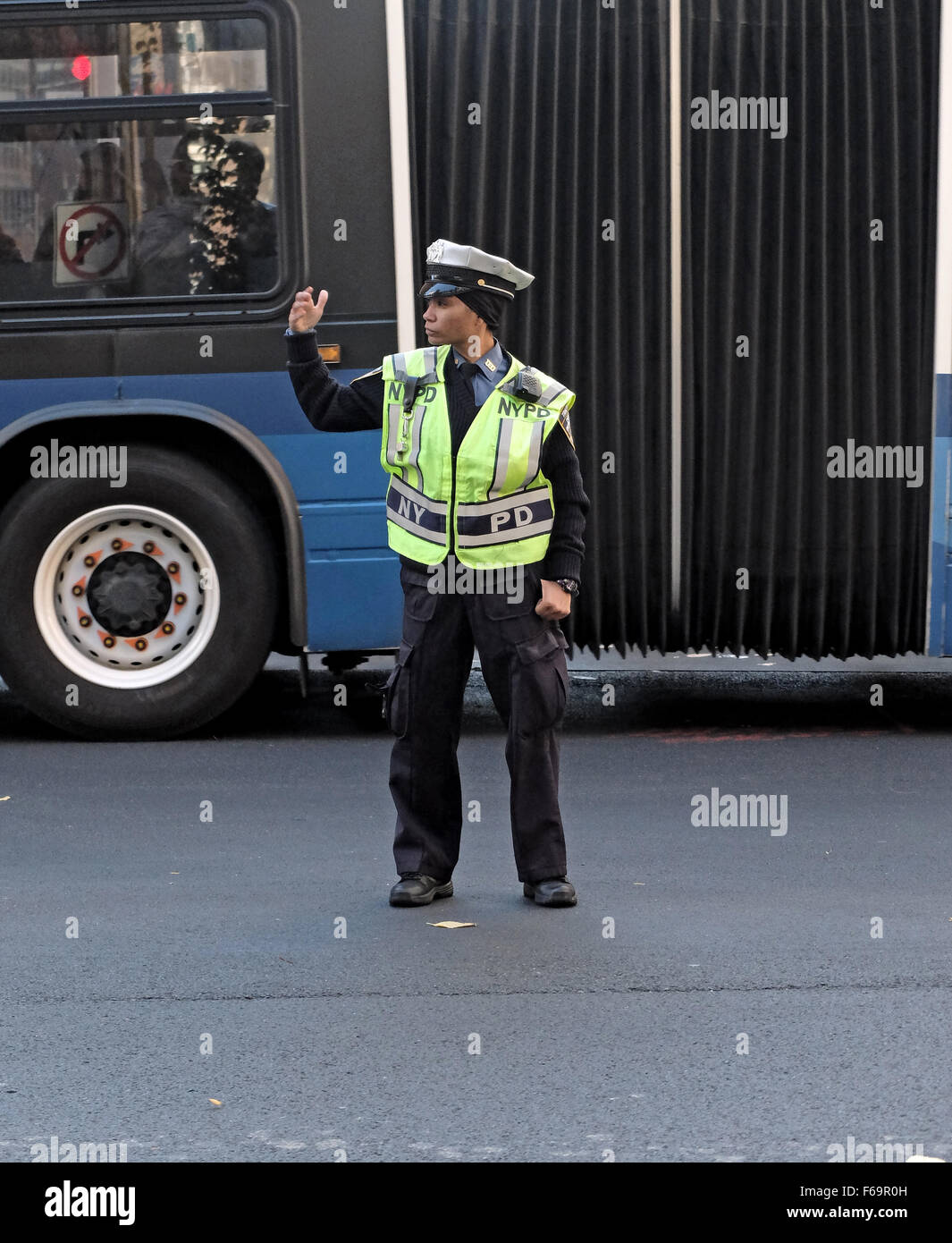 La ville de New York une femme agent de police de la circulation des voitures de direction à l'East 34th Street et Park Avenue, à New York. Banque D'Images