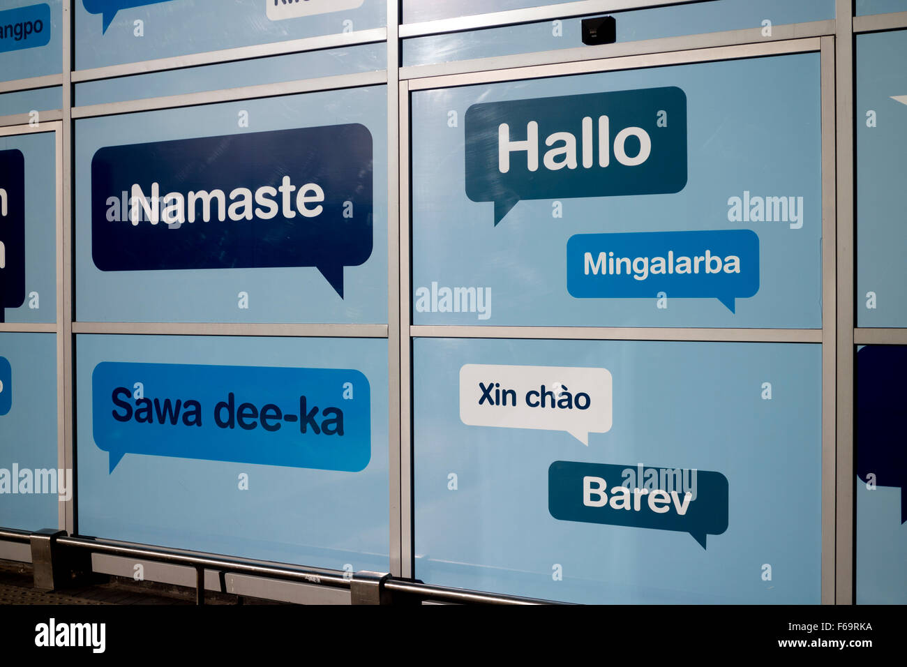 Multilingual 'bonjour' signe, l'aéroport de Birmingham, UK Banque D'Images