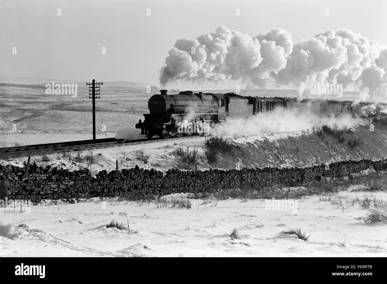 British Rail d'origine numéro 45258 loco de vapeur transporte un train de marchandises à travers beaucoup de neige dans le nord de l'angleterre uk 1960 Banque D'Images