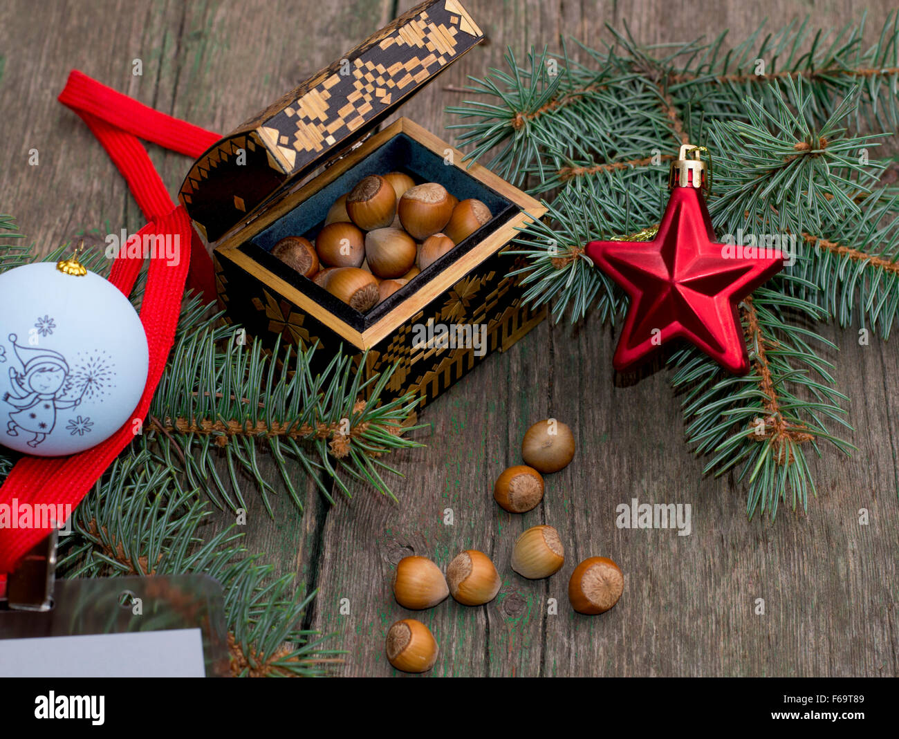 Noël, coffret avec forest nucule décorée d'une branche de sapin avec ornement, l'objet Noël et Nouvel An Banque D'Images