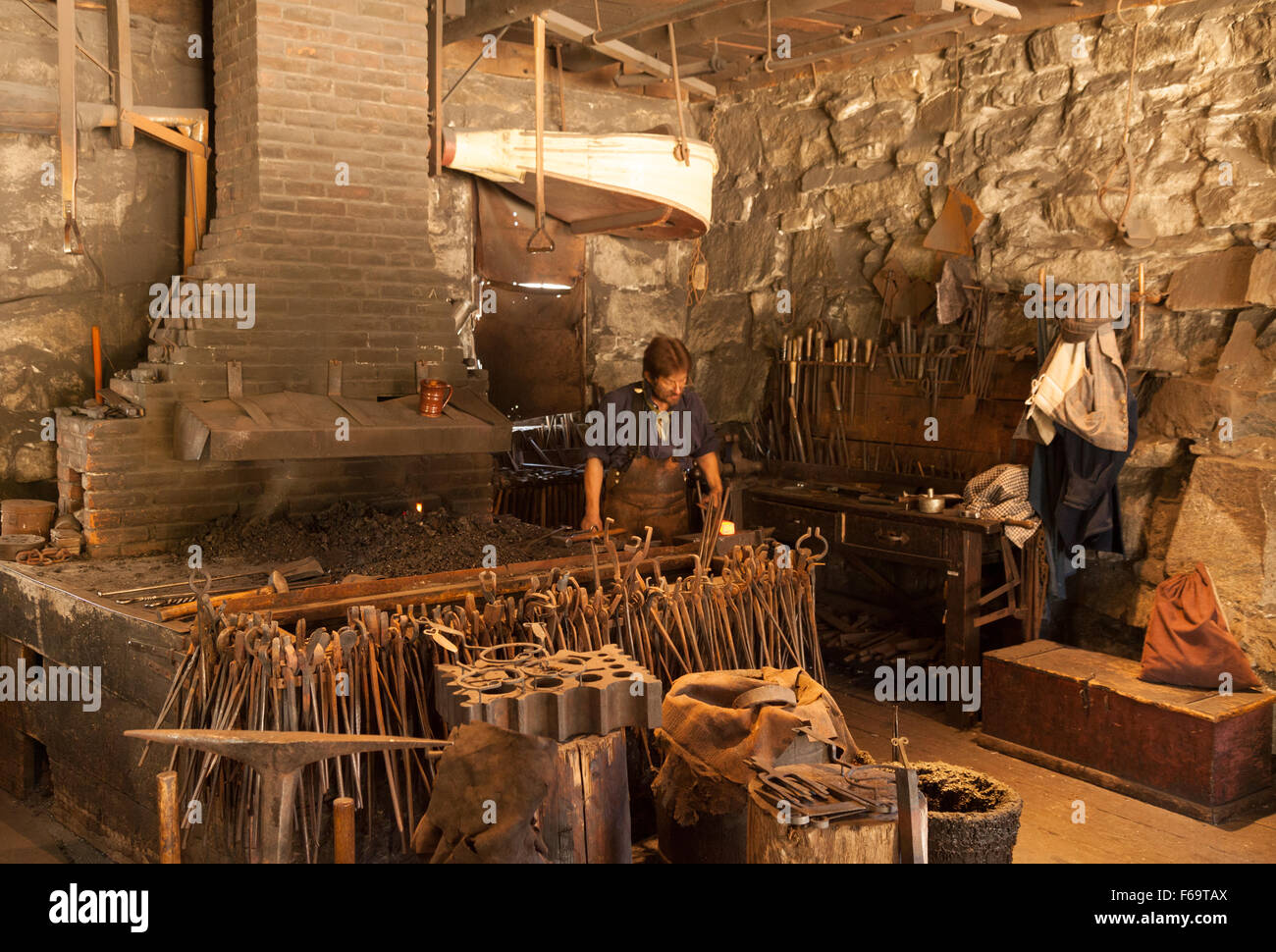 Un forgeron travaillant dans des 19e siècle ( 1800 ), Old Sturbridge Village musée vivant, Massachusetts USA Banque D'Images
