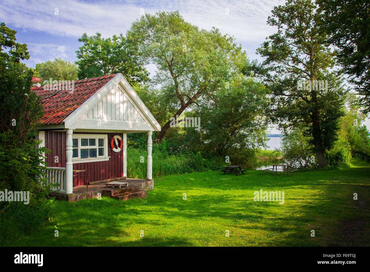 Image d'un charmant chalet d'été rouge. Les régions rurales de la Suède. Banque D'Images