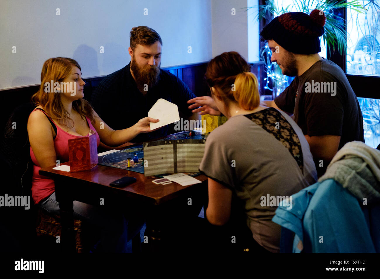 Les gens jouer à un jeu dans un pub traditionnel england uk Banque D'Images