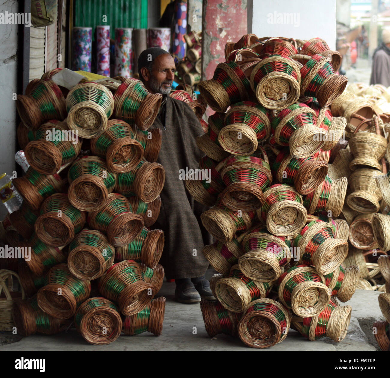 Srinagar, Cachemire indien:15 novembre . commerçant du Cachemire attendent les clients vendeurs kangri au marché , kangri' ou 'Kashmiri traditionnels pots de chauffage. Kangri, un petit bol de faïence encastrés dans un panier en osier, est rempli de braises et porté par les habitants les plus pauvres qui coule sous leurs robes de laine ou 'pherans' pour lutter contre le froid. Credit : Sofi Suhail/Alamy Live News Banque D'Images