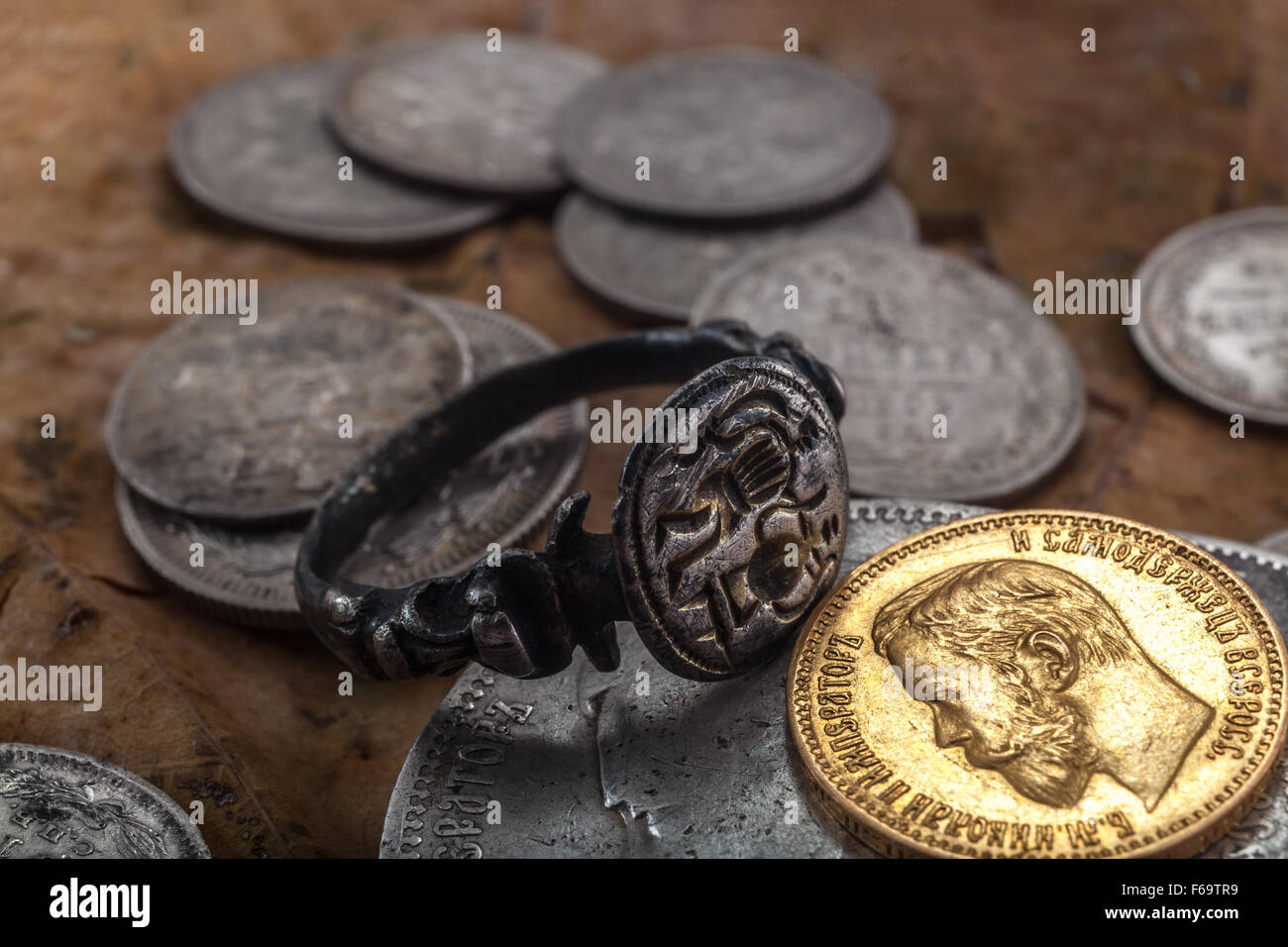Ancienne Bague argent et monnaie d'or de l'Empire russe. Banque D'Images
