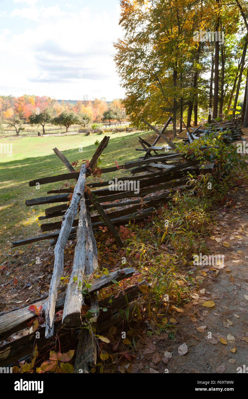 Clôture en zigzag, une forme de clôtures en bois datant des années 1800, l'Old Sturbridge Village musée vivant, Massachusetts USA Banque D'Images