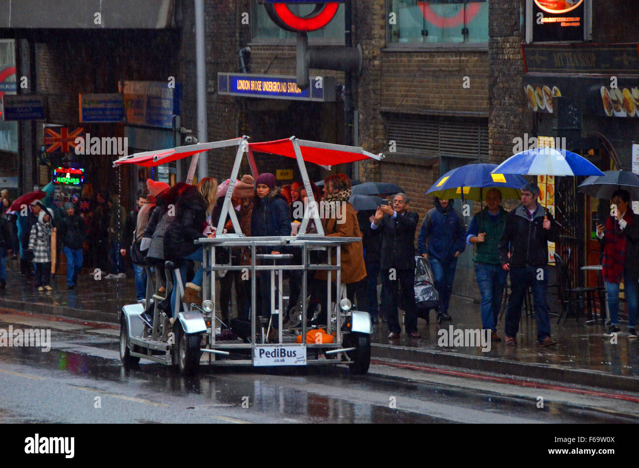 Londres, Royaume-Uni, le 14 Nov 2015, Sombre week-end à Londres que les approches d'Abigail. Credit : JOHNNY ARMSTEAD/Alamy Live News Banque D'Images