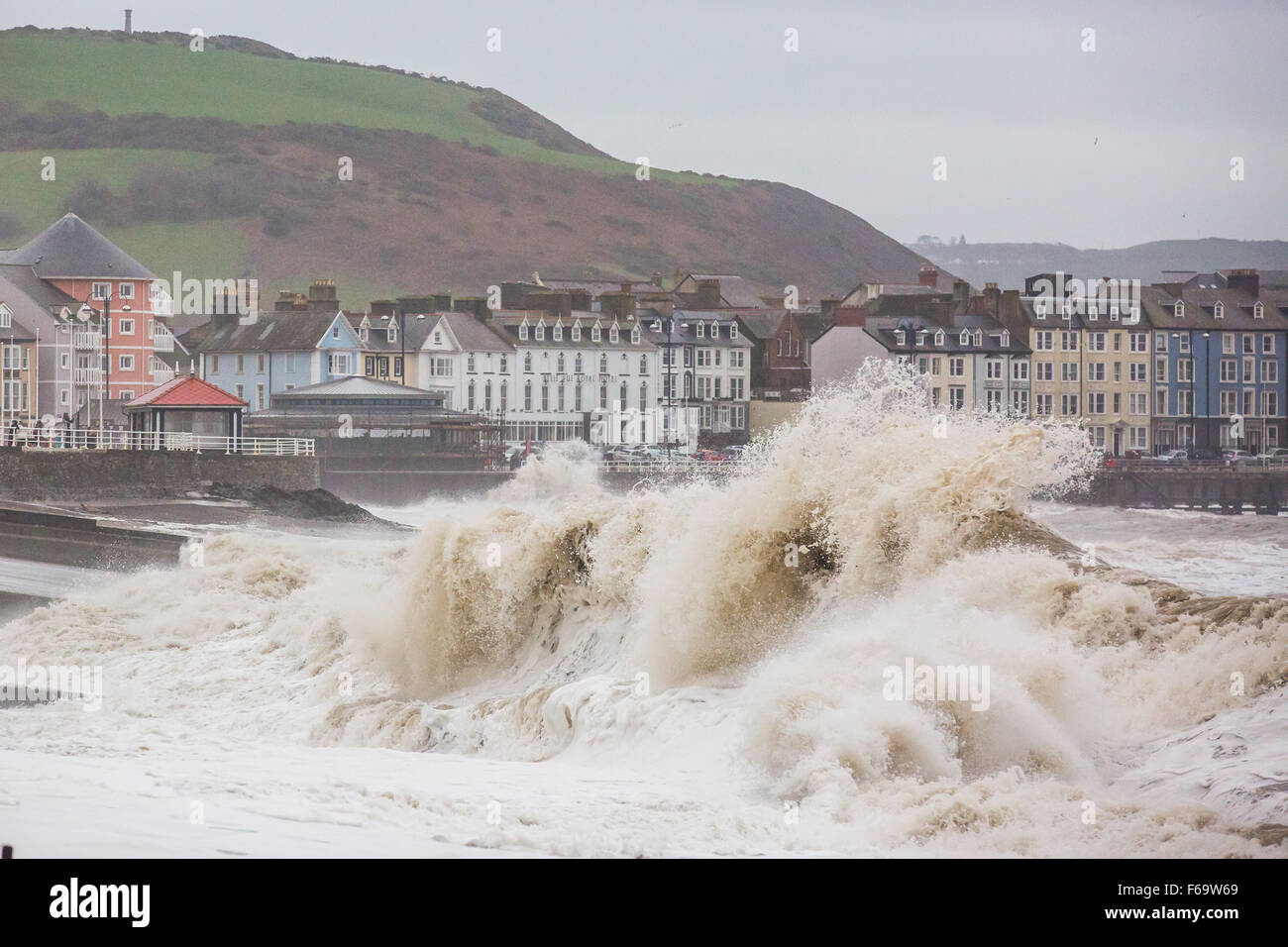 Aberystwyth, Pays de Galles, Royaume-Uni.. 15 Nov 2015th. Front de mer au large de Aberystwyth comme les restes de l'ouragan Kate a frappé la côte ouest du pays de Galles. Credit : Alan Hale/Alamy Live News Banque D'Images