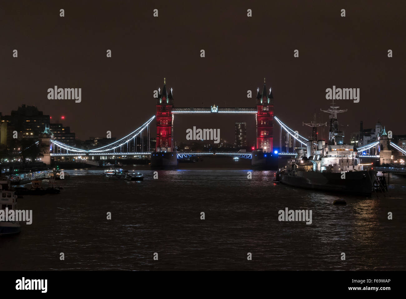 14 novembre 2015 : London's Tower Bridge est allumé en bleu, blanc et rouge à l'appui avec les attaques de Paris le 13 novembre Banque D'Images