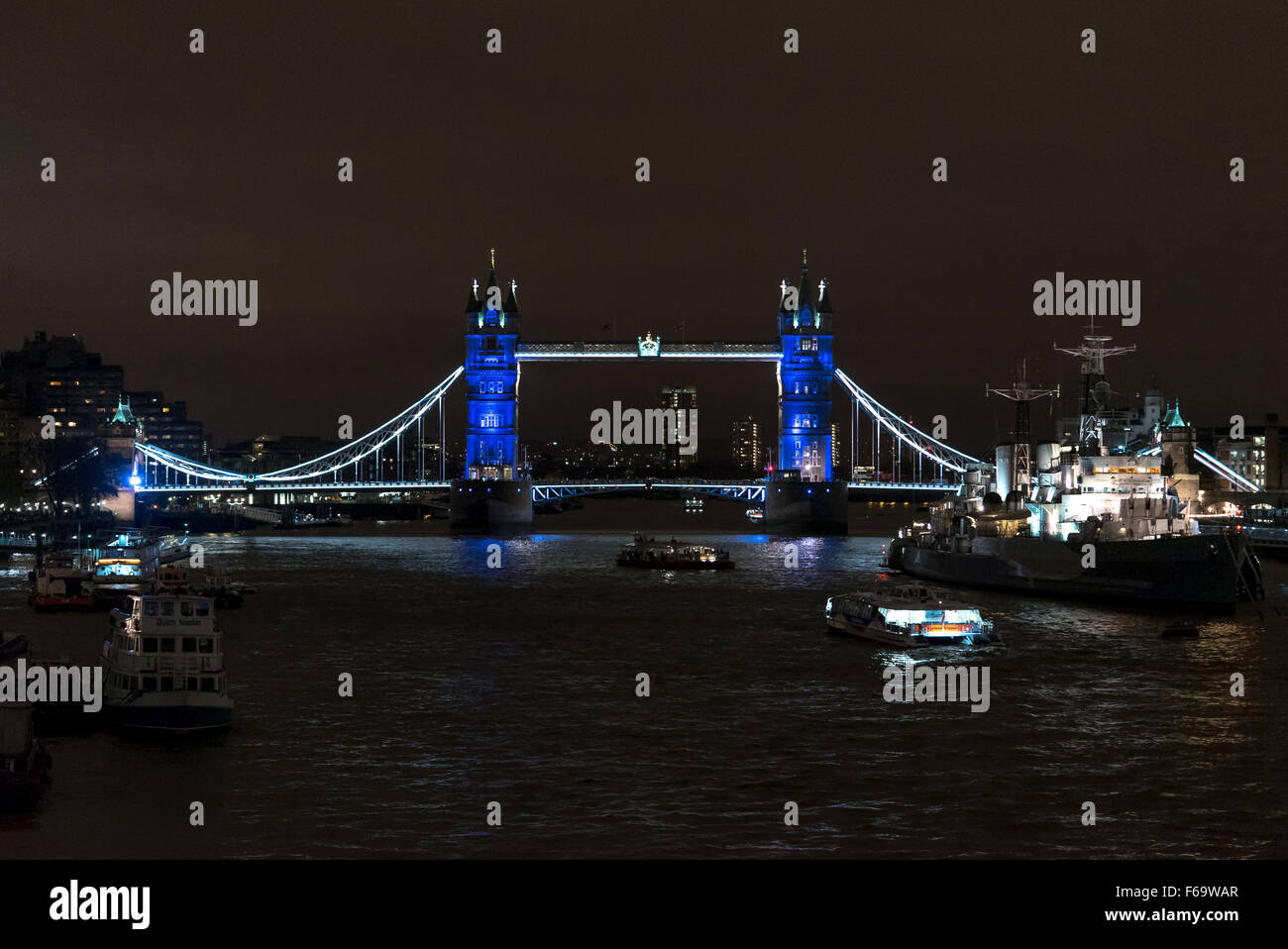 14 novembre 2015 : London's Tower Bridge est allumé en bleu blanc et rouge pour montrer mon soutien à Paris des attaques contre le 13 novembre Banque D'Images