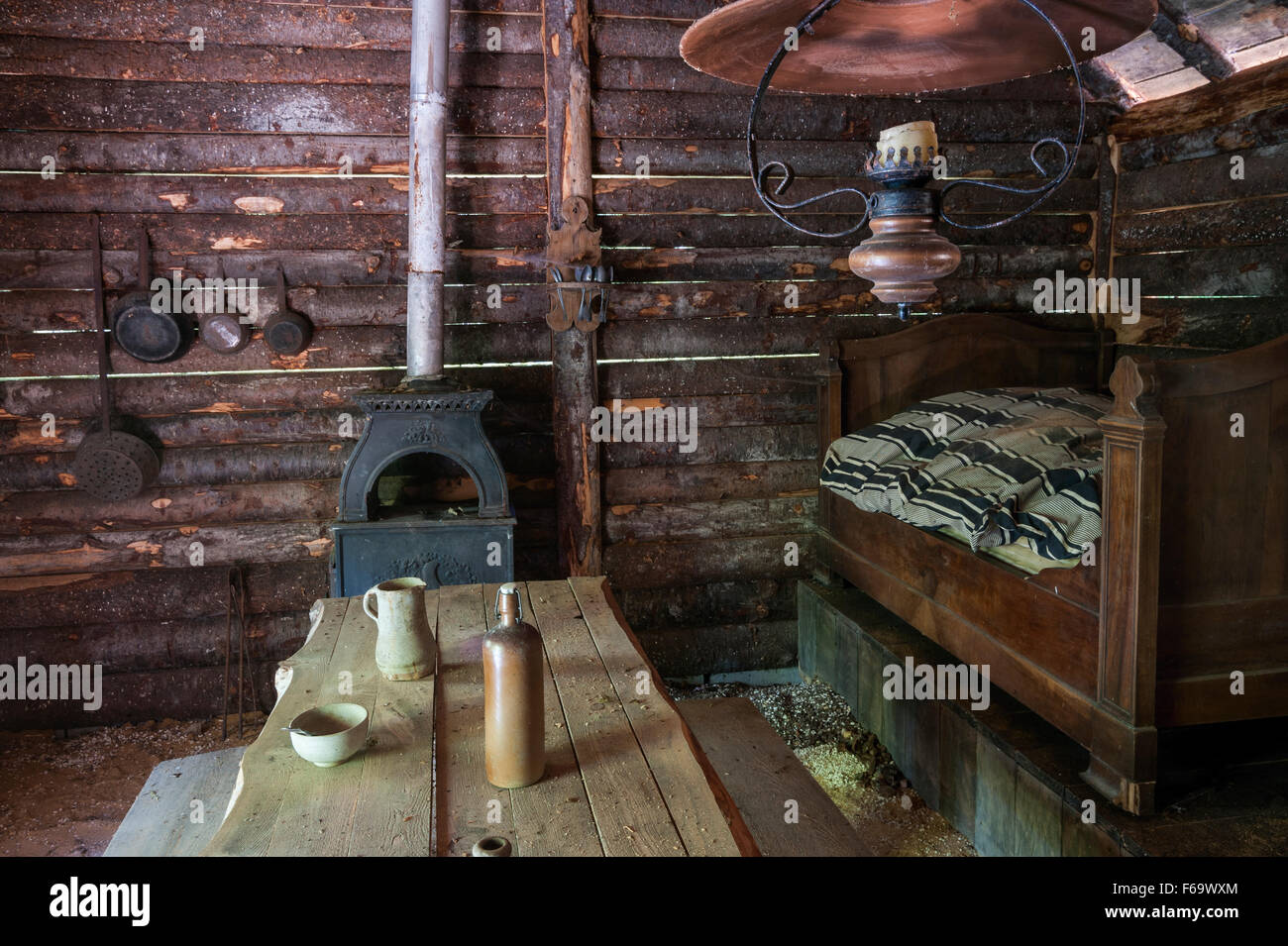 Intérieur cabane rustique avec des meubles en bois Banque D'Images