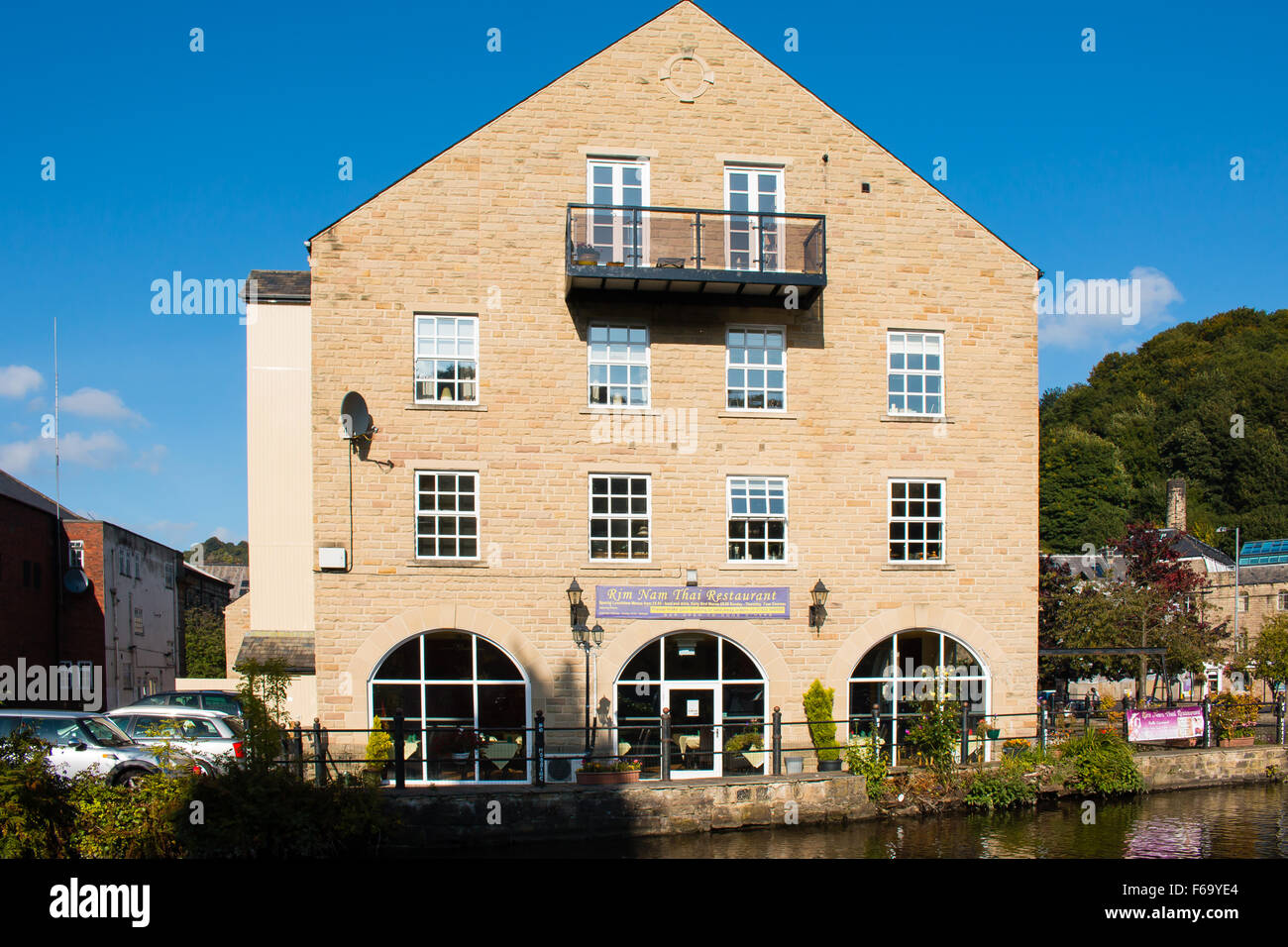 Restaurant Thai Nai Rim Butlers Wharf, New Road, Hebden Bridge, UK. Temps ensoleillé. Banque D'Images
