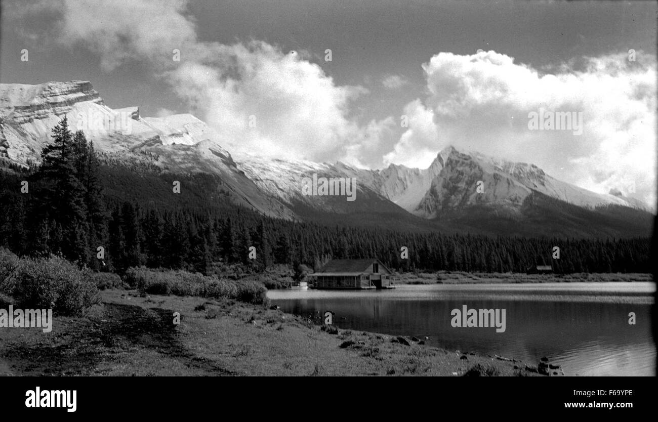 La chaîne Colin dans le parc national Jasper, située dans les Rocheuses canadiennes, marque la fin de cette chaîne de montagnes avec ses falaises spectaculaires et ses paysages alpins. Le paysage fait partie de l'un des parcs nationaux les plus populaires du Canada, réputé pour sa beauté naturelle époustouflante et sa faune diversifiée. Banque D'Images