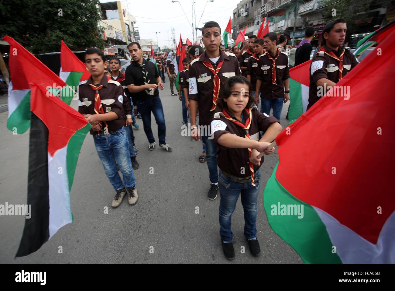 La ville de Gaza, bande de Gaza, territoire palestinien. 15 Nov, 2015. Les scouts palestiniens jouer de la musique pendant une marche pour marquer le 27e anniversaire de l'indépendance de la Palestine, dans la ville de Gaza, le 15 novembre, 2015. Les Palestiniens ont marqué le 15 novembre comme jour de l'indépendance depuis 1988, lorsque le Conseil national palestinien a déclaré unilatéralement un Etat en Cisjordanie et dans la bande de Gaza : Crédit Mohammed Asad APA/Images/ZUMA/Alamy Fil Live News Banque D'Images