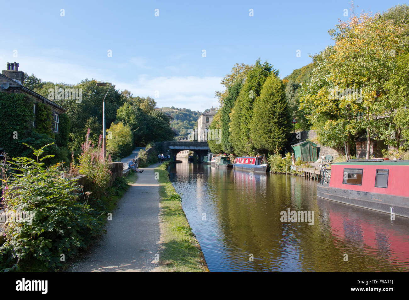 Canal à Hebden Bridge, une petite mais charmante ville très animée dans le West Yorkshire, Angleterre, Royaume-Uni. Banque D'Images