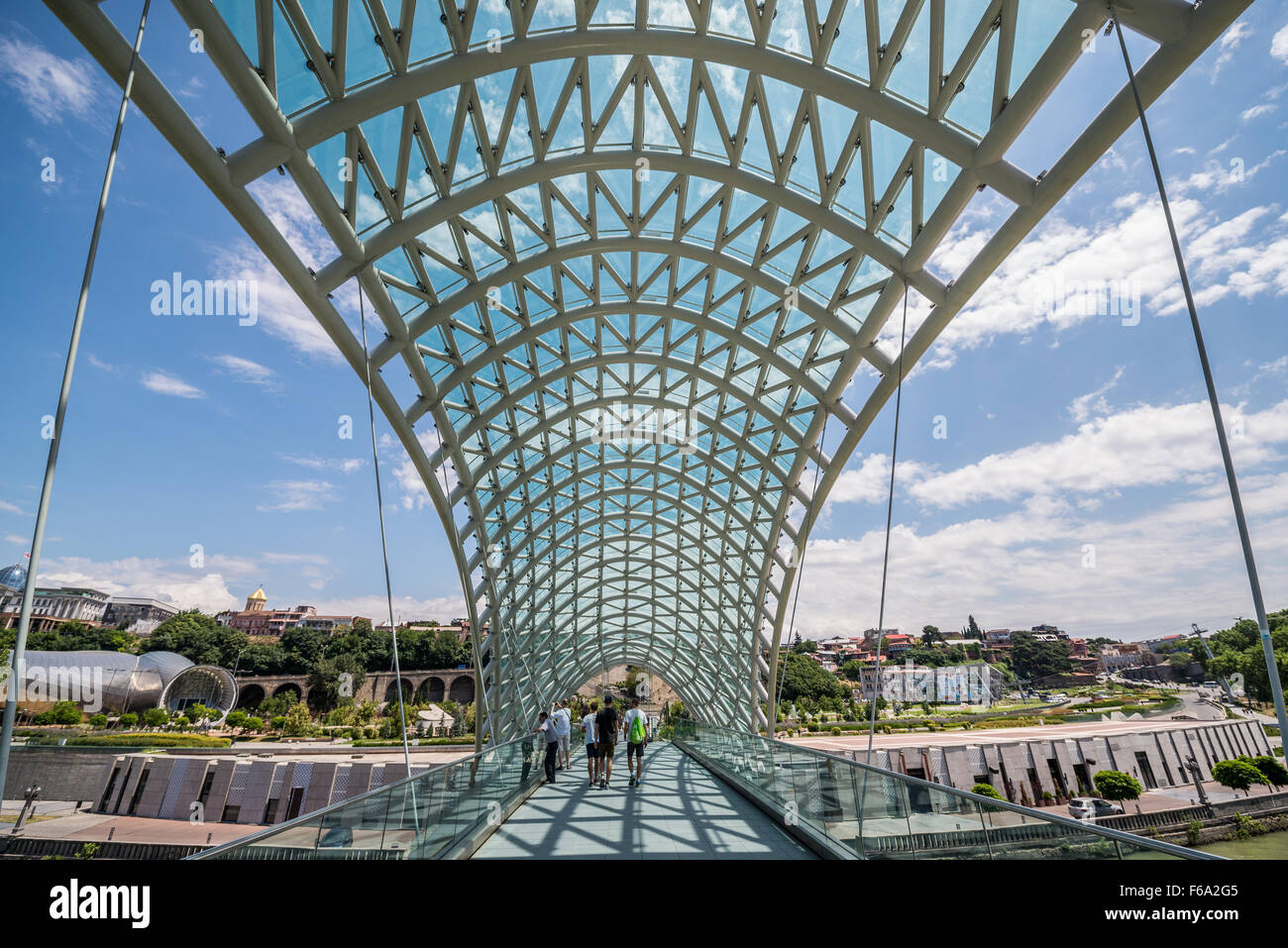 Passerelle pour piétons de la paix (mshvidobis géorgienne khidi) sur la rivière Kura conçu par Michele De Lucchi, inTbilisi la Géorgie Banque D'Images