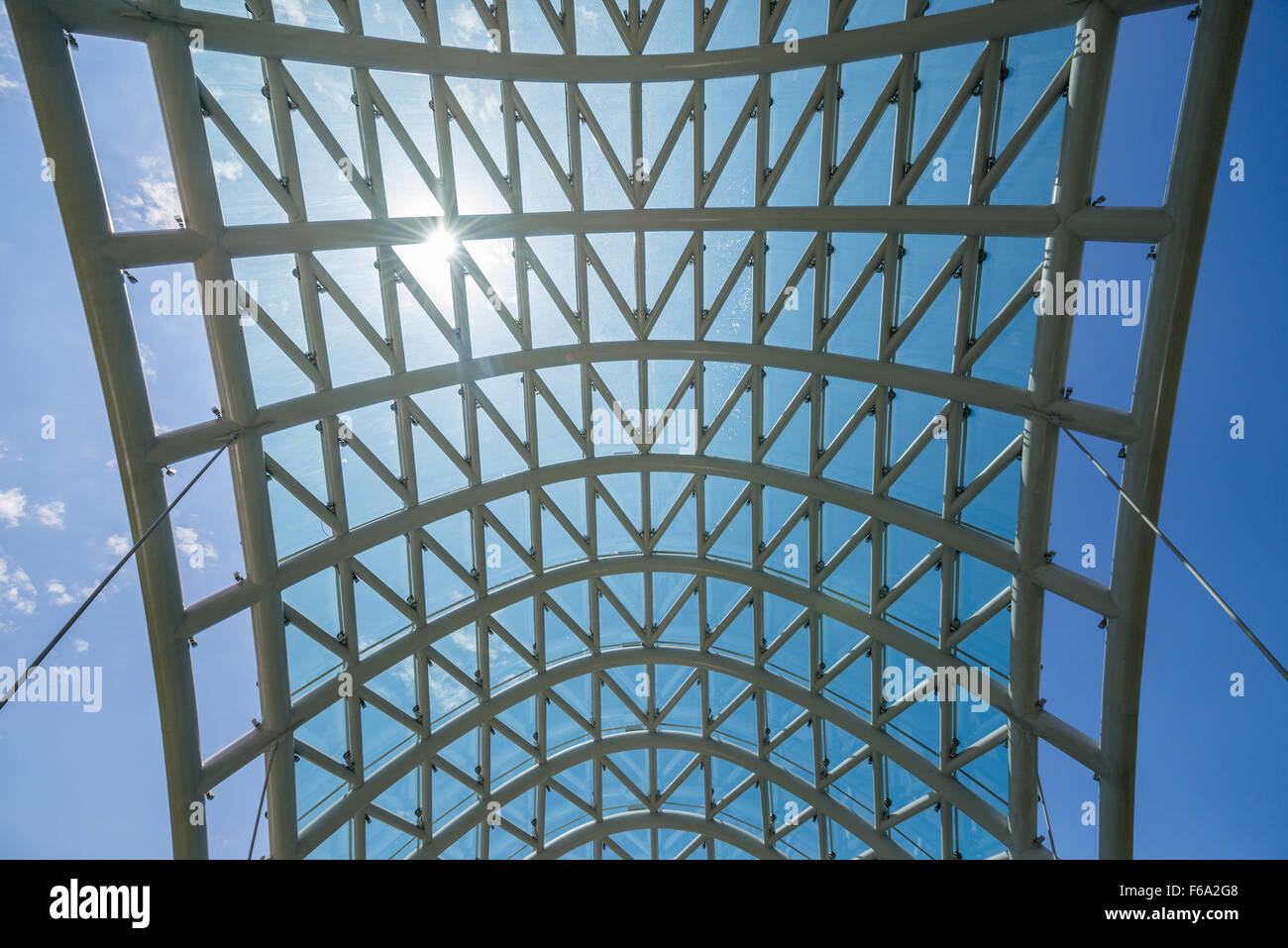 Passerelle pour piétons de la paix (mshvidobis géorgienne khidi) sur la rivière Kura conçu par Michele De Lucchi, inTbilisi la Géorgie Banque D'Images