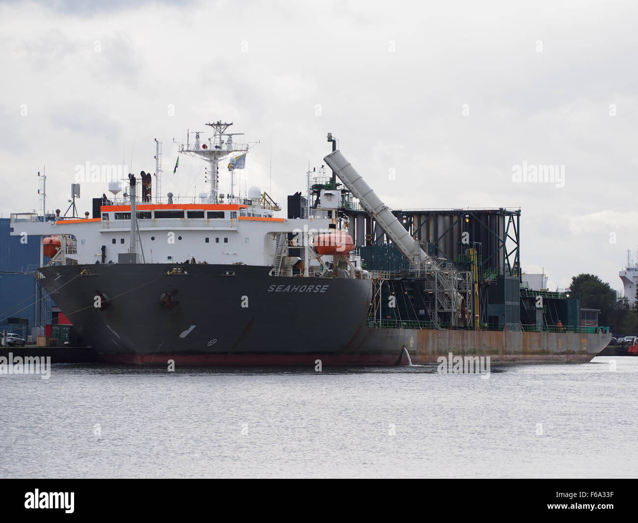 SEAHORSE, construit en 1983 avec IMO 8213744, fonctionne comme un navire d'enfouissement de tuyaux dans le port d'Amsterdam. Ce navire prend également en charge le transport de conteneurs, les services de pétroliers et la logistique pour des marchandises comme le charbon et les céréales. Banque D'Images