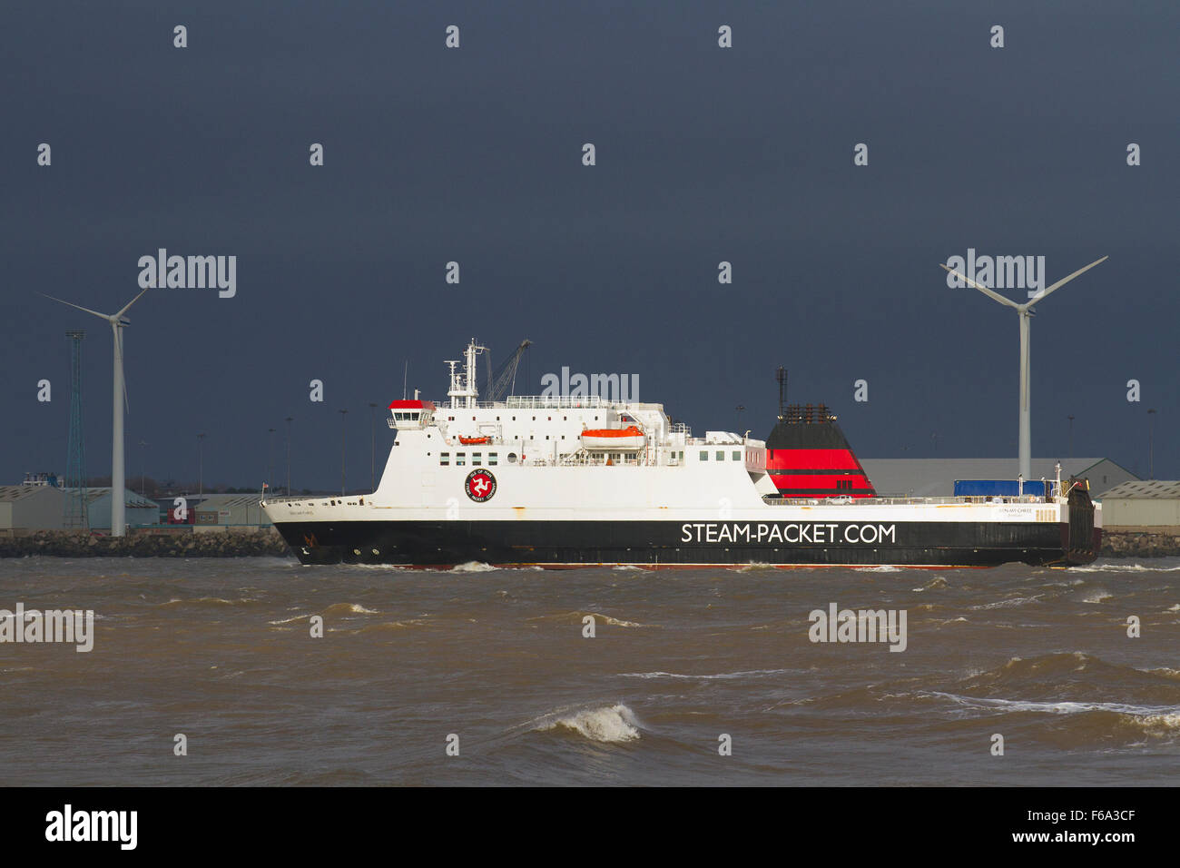 New Brighton, Wallasey, Liverpool, UK 15 Novembre, 2015. Météo britannique. La nuit des vents violents ont ravagé les nord-ouest de l'Angleterre des avertissements météorologiques en vigueur pour l'ensemble de la région de Merseyside. Ben-my-trois, l'Ile de Man Ferry et autre Voyage dans la rivière Mersey a dû subir des mers turbulentes et des coups de vent dans l'estuaire formant l'entrée de la mer d'Irlande. Credit : Mar Photographics/Alamy Live News Banque D'Images