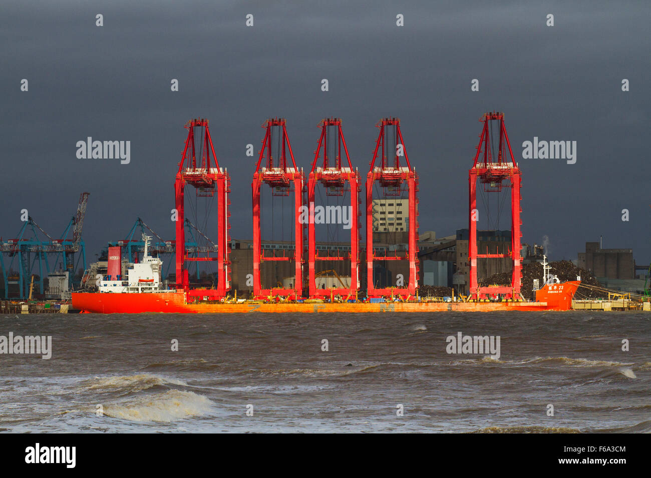 Grues à portique sur rail (CRMG) opérationnelles ; New Brighton, Wallasey, Liverpool, Royaume-Uni 15 novembre, 2015. Météo Royaume-Uni. De forts vents du jour au lendemain ont frappé le nord-ouest de l'Angleterre avec des avertissements météorologiques en vigueur pour l'ensemble de Merseyside. Le transport maritime dans la rivière Mersey a dû supporter des mers turbulentes et des vents de force dans l'estuaire formant l'entrée de la mer d'Irlande. Les grues « megamax », chacune aussi hautes que le Royal Liver Building, sont récemment arrivées de Chine pour permettre au port de Liverpool2 de décharger les plus grands navires à conteneurs du monde. Banque D'Images