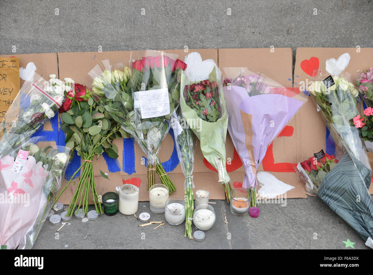 Trafalgar Square, Londres, Royaume-Uni. 15 Nov, 2015. Fleur et hommages à Trafalgar Square pour les victimes de l'attcks de Paris. © Banque D'Images