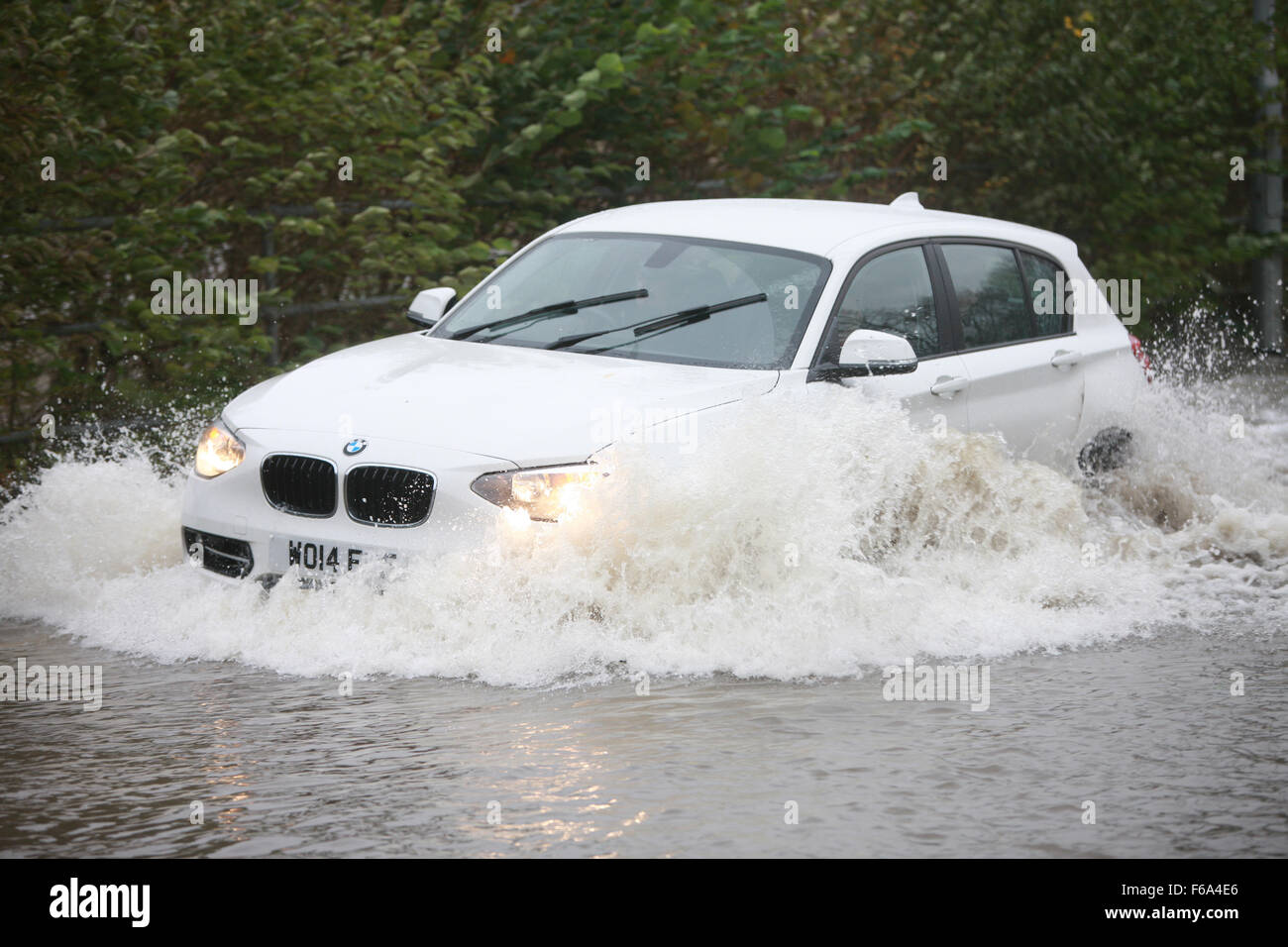 Les voitures qui circulent dans la route inondée après pluies et précipitations prolongées tout au long de la mi au Pays de Galles. Ici, au pont Dyfi, Machynlleth, Banque D'Images