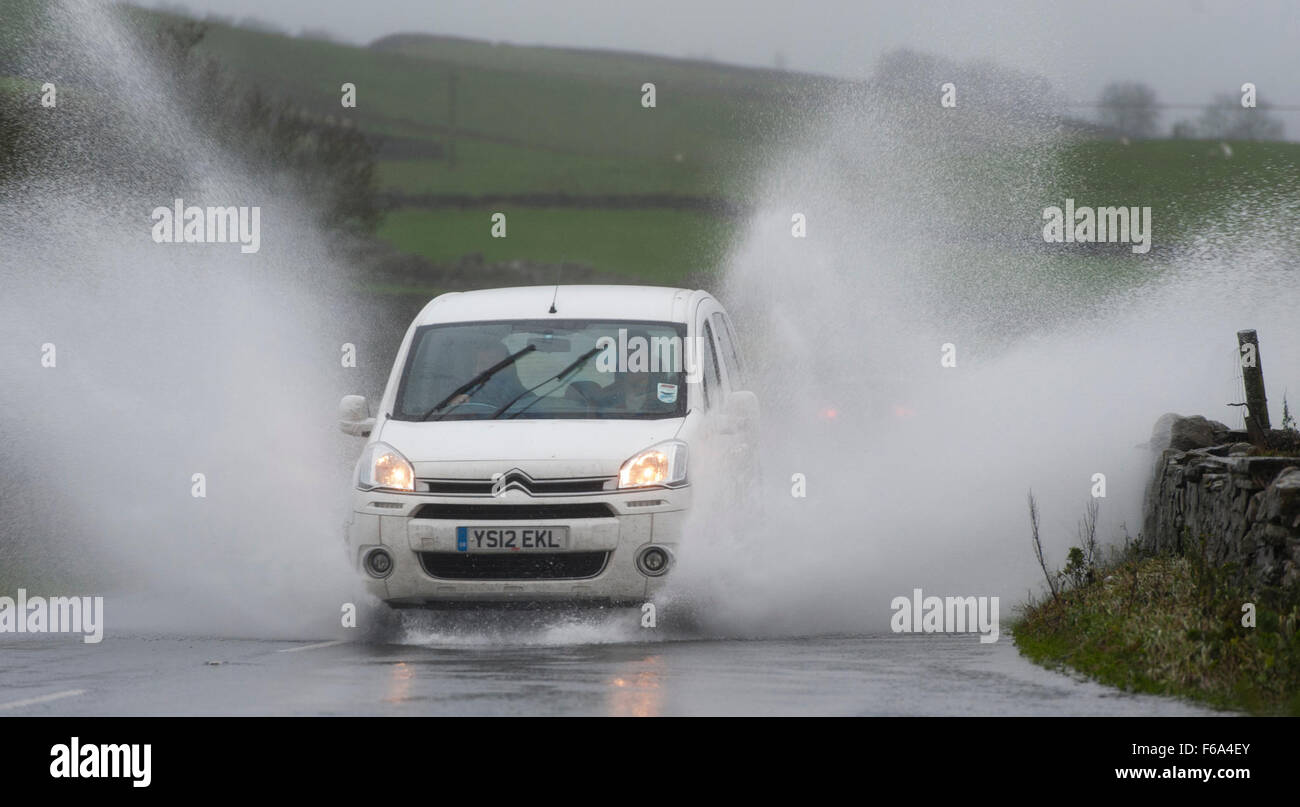 Le trafic sur l'A684 entre Hawes et Bainbridge dans Yorkshire du Nord devait prendre soin dans le temps humide qui a causé beaucoup d'inondations. Banque D'Images
