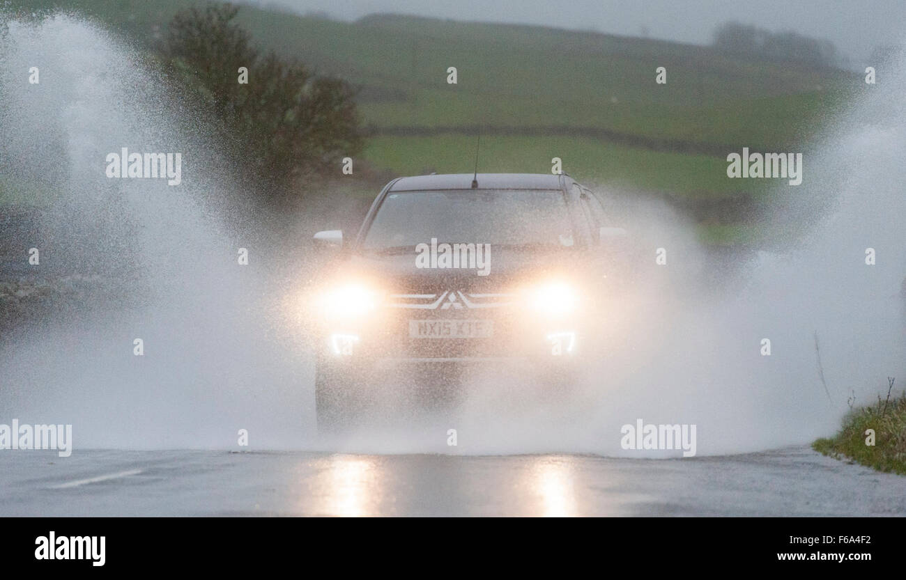 Le trafic sur l'A684 entre Hawes et Bainbridge dans Yorkshire du Nord devait prendre soin dans le temps humide qui a causé beaucoup d'inondations. Banque D'Images