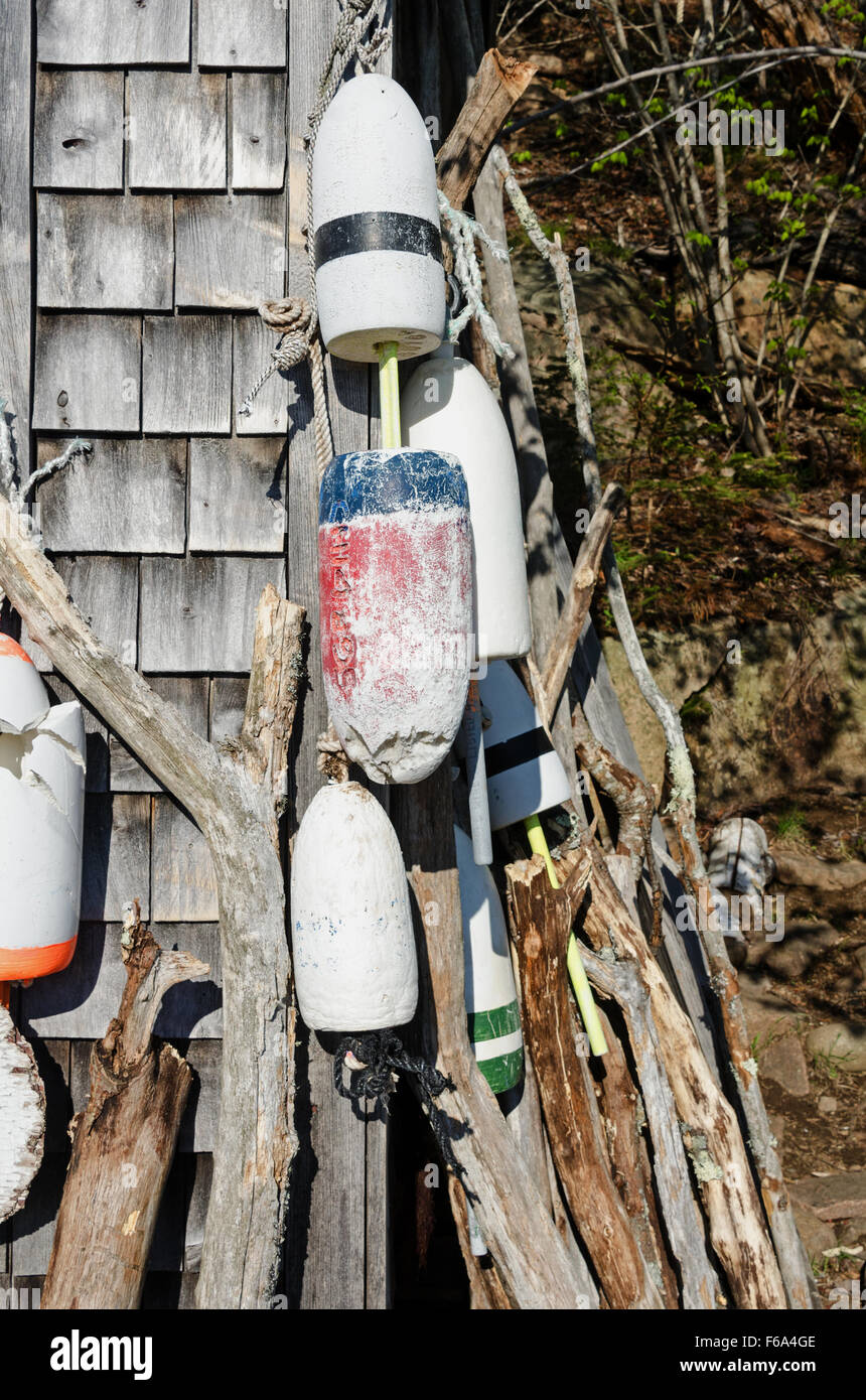 Les bouées du homard et du bois flotté branches à l'aide d'Otter Creek Society fish house, loutre Cove, Mt. Désert, dans le Maine. Banque D'Images