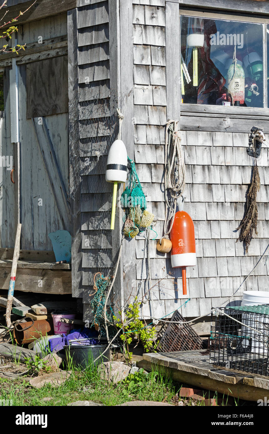 Les engins de pêche au homard, inc. des bouées et des pièges, à l'aide d'Otter Creek Society fish house, loutre Cove, Mt. Désert, dans le Maine. Banque D'Images