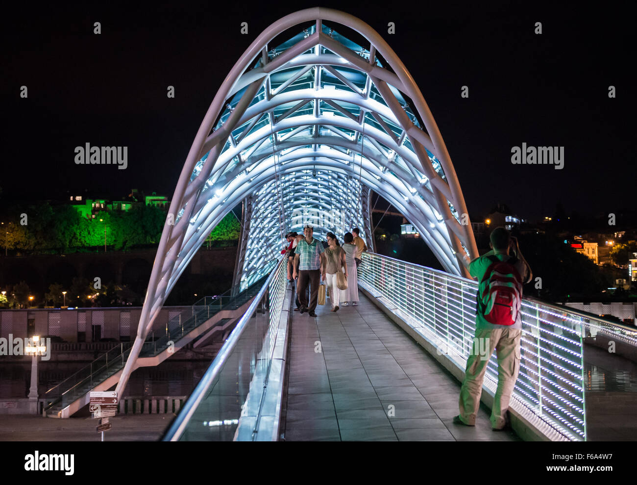Passerelle pour piétons de la paix (mshvidobis géorgienne khidi) sur la rivière Kura conçu par Michele De Lucchi, inTbilisi la Géorgie Banque D'Images