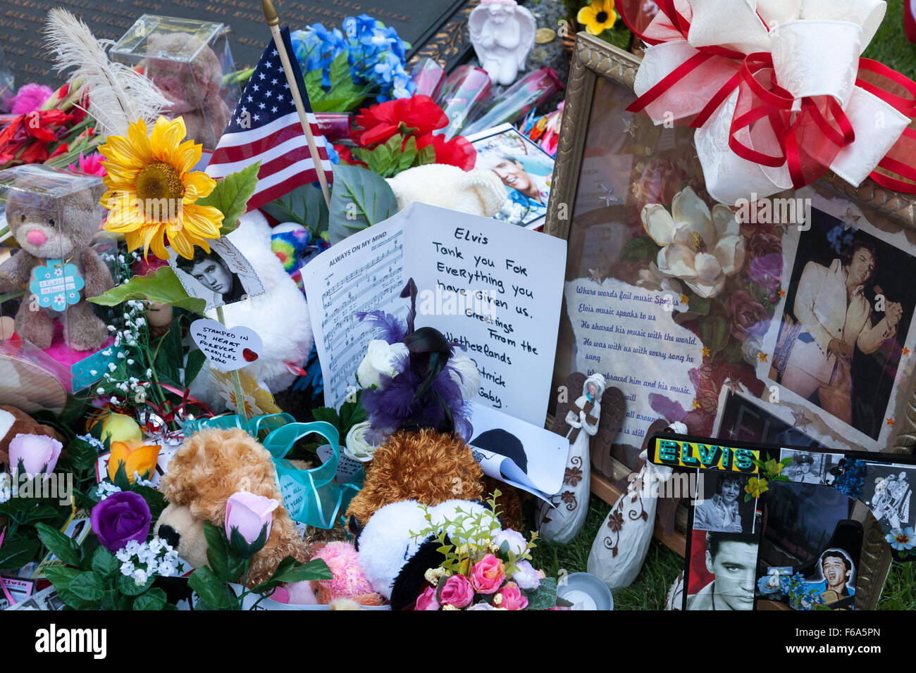 Tributs floraux à Elvis Presley's tombe dans le jardin de méditation à Graceland, Memphis, Tennessee, États-Unis Banque D'Images