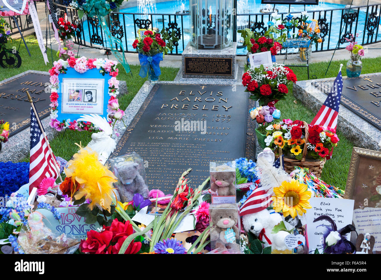 Tributs floraux à Elvis Presley's tombe dans le jardin de méditation à Graceland, Memphis, Tennessee, États-Unis Banque D'Images